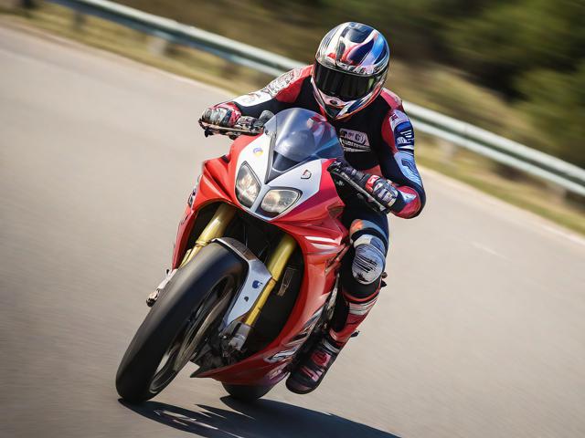 九游体育网站_ 世界盲人摩托车竞速赛，感受速度里的坚持与勇气