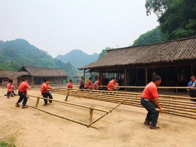 九游体育网站_ 乡村特色竹竿挤拔河，传承传统民俗运动，拔竹竿神器