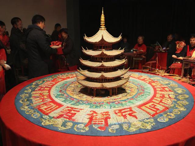 九游体育网站_ 传统技艺“宝塔滚绣”比赛，文化融合的视觉盛宴