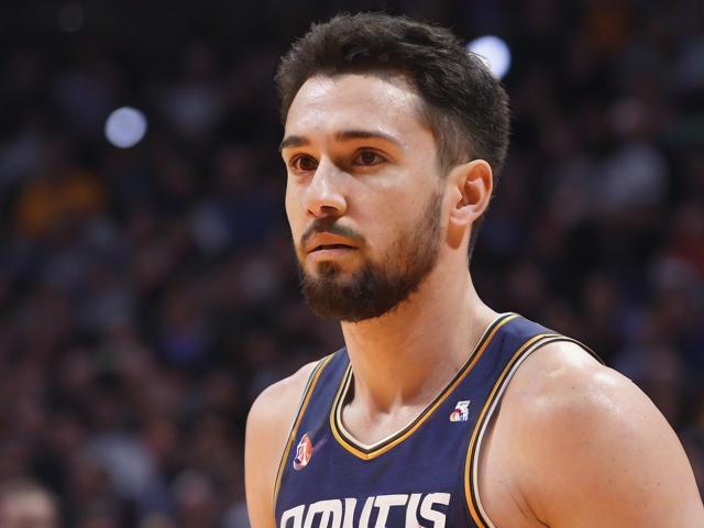 “九游app_ 季后赛最火爆瞬间盘点：球迷最激动的绝杀时刻”，季后赛落后绝杀