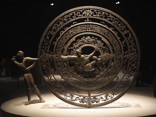 九游体育网站_ 传统铁艺技艺表演比赛，展现匠心与力量的结合，铁艺技术视频