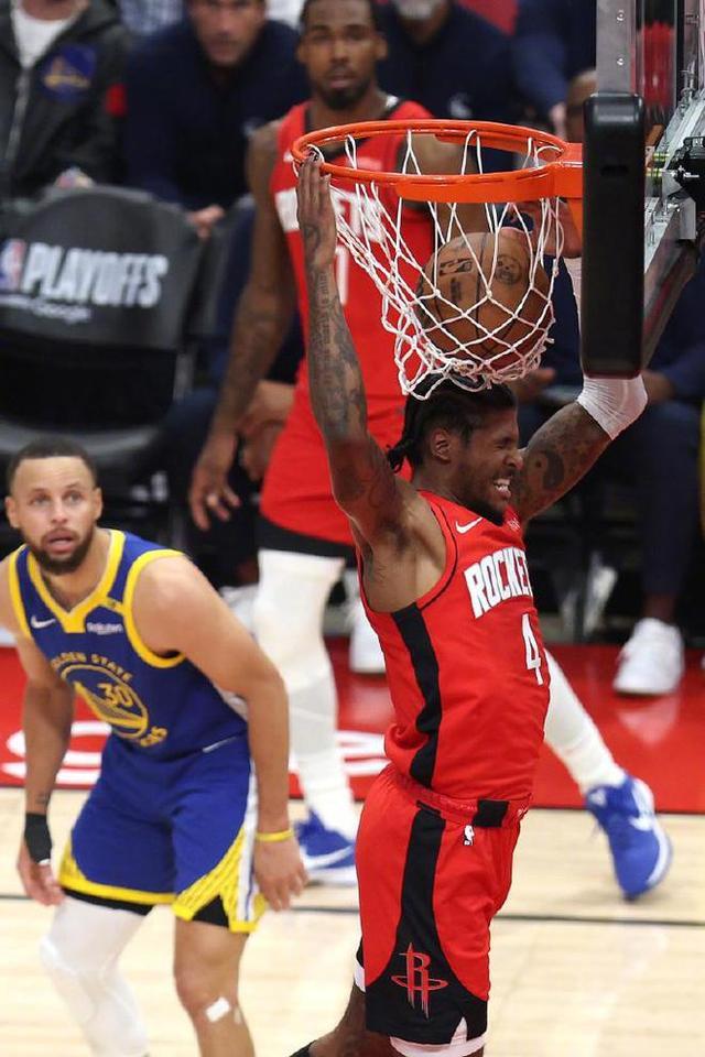 2018年季后赛：库里在与火箭的系列赛中投中史上最长距离的三分球，震撼全场！的简单介绍
